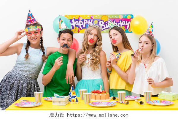 在生日聚会上的青少年群体